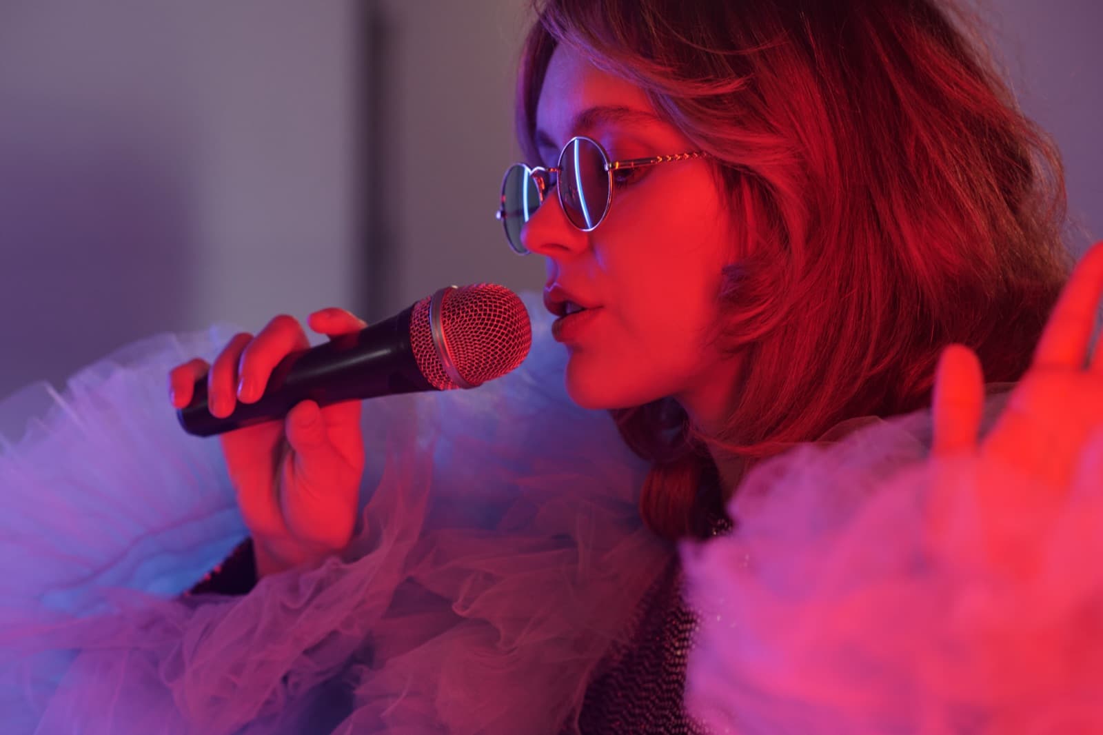 Zangeres met microfoon in neonlicht — AI beats bij BeatsLovers